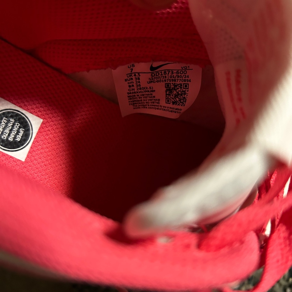 Pink nike dunks Very Very good condition slight crease